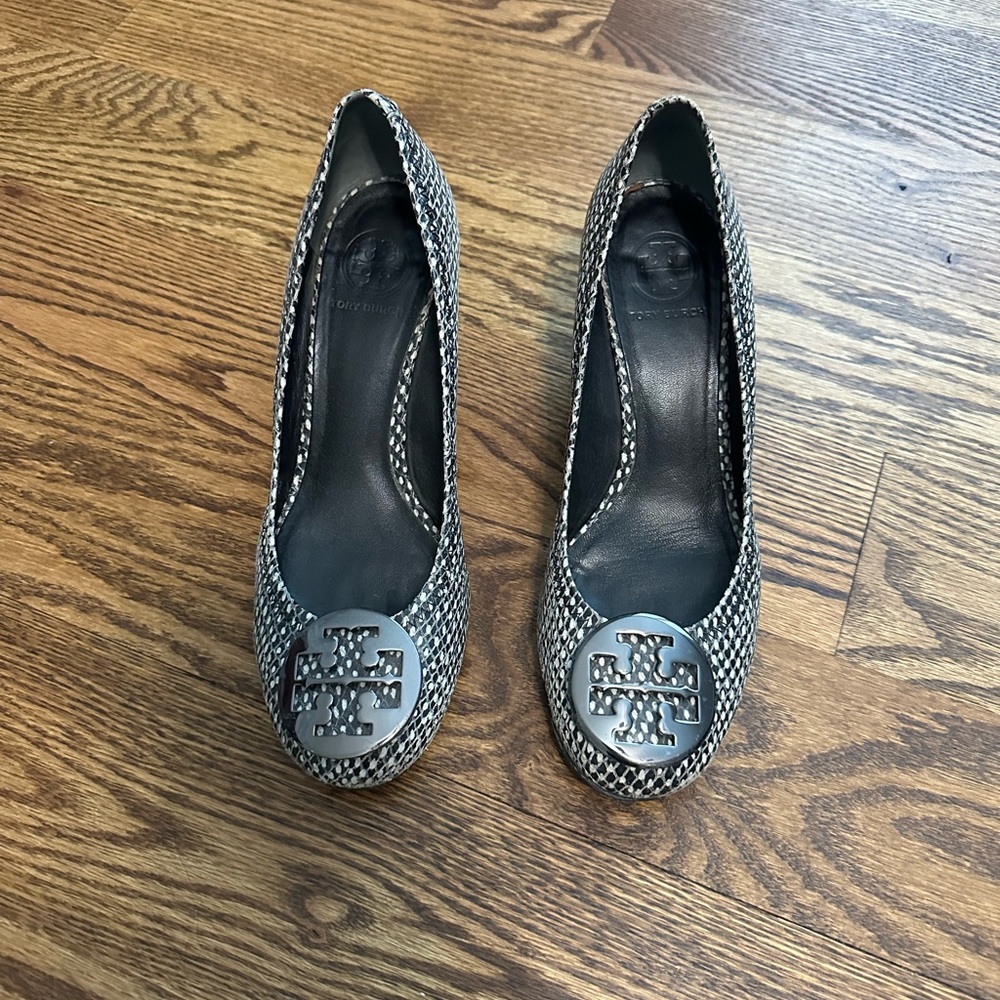 Tory Burch houndstooth wedge size 9